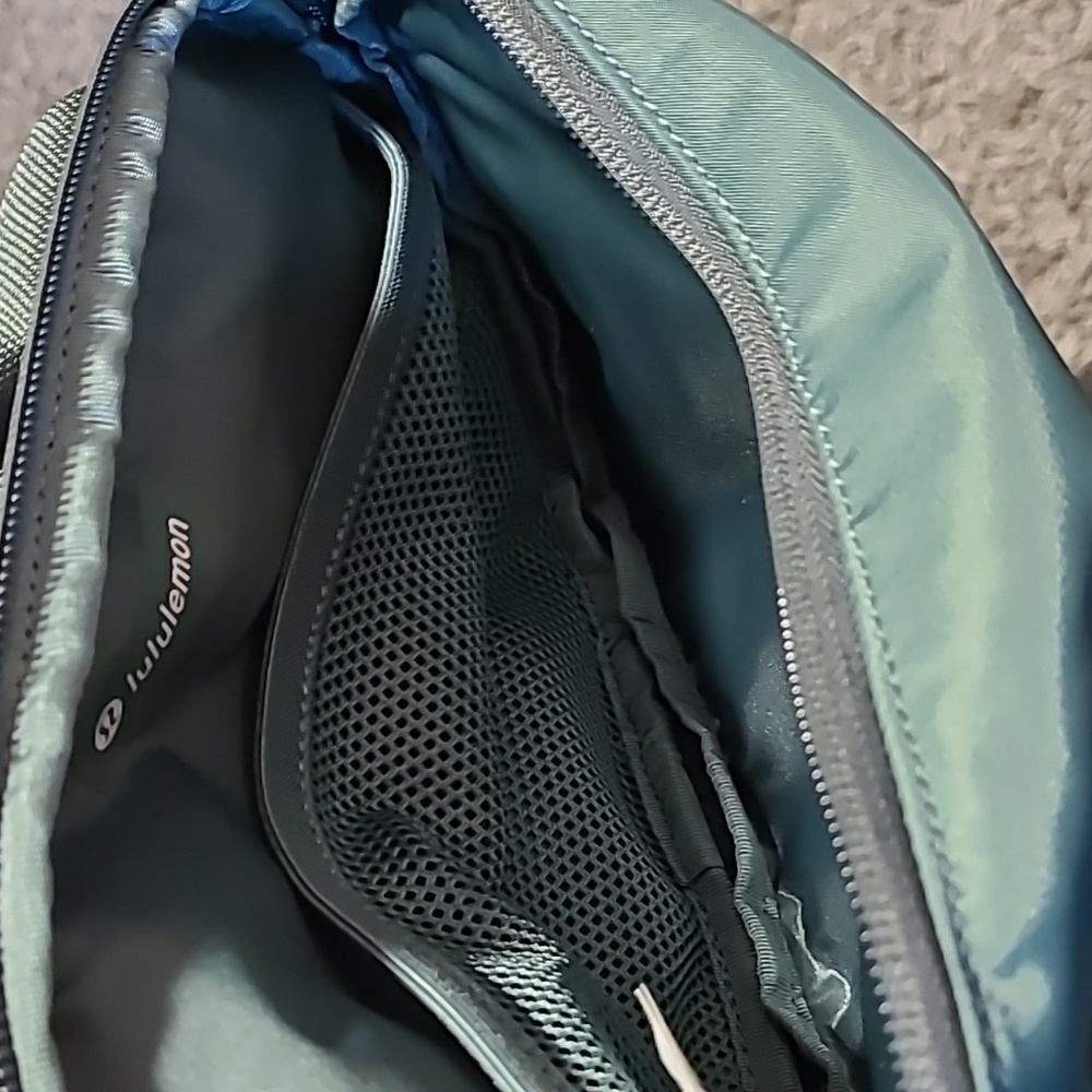 Lululemon All Day Essentials Belt Bag, 2.5L, Forrest green - Picture 4 of 10